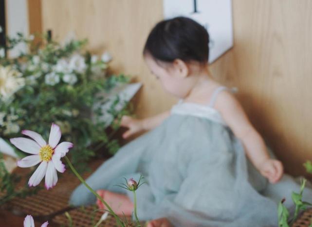 余文乐女儿1岁生日，王棠云晒小初心高清无码照，皮肤白皙超可爱