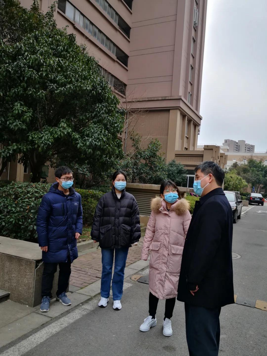 慰问“原年人” 温情不打烊|南京海事法院李后龙院长前往公租房慰问留宁过年青年干警