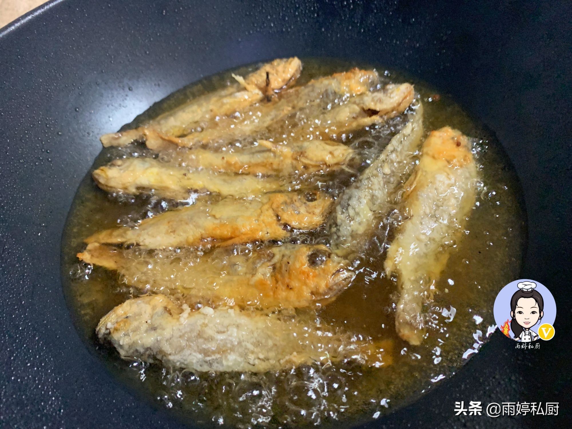 When frying fish, some people wrap it in flour, and some people put it directly into the frying pan to teach you the correct way. It is crispy and crispy.