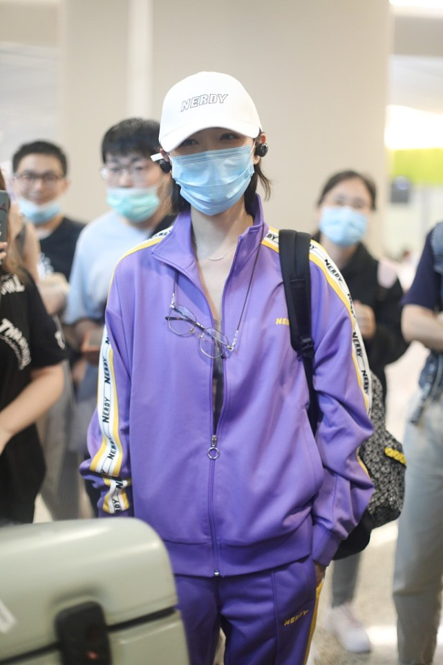 万茜一身运动装走机场，香芋紫造型很柔软，看着就很有活力感