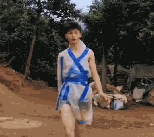 广西农村超模陆仙人(卢宪仁)奇装异服走红，多彩的时装秀引人关注