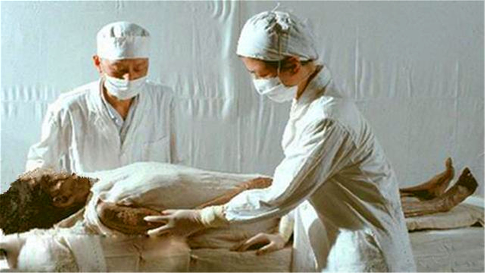 2000年前女尸无人敢解剖，年轻小伙自告奋勇，解