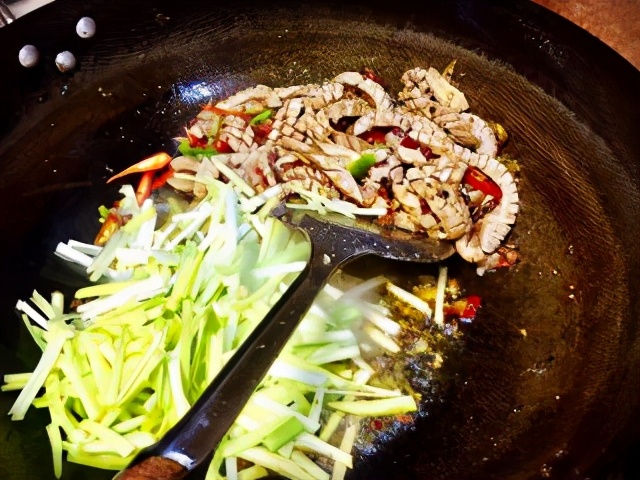 The most important part of stir-fried kidney scallops is here, the superb technology of removing the fishy and fragrant, can not stop drooling