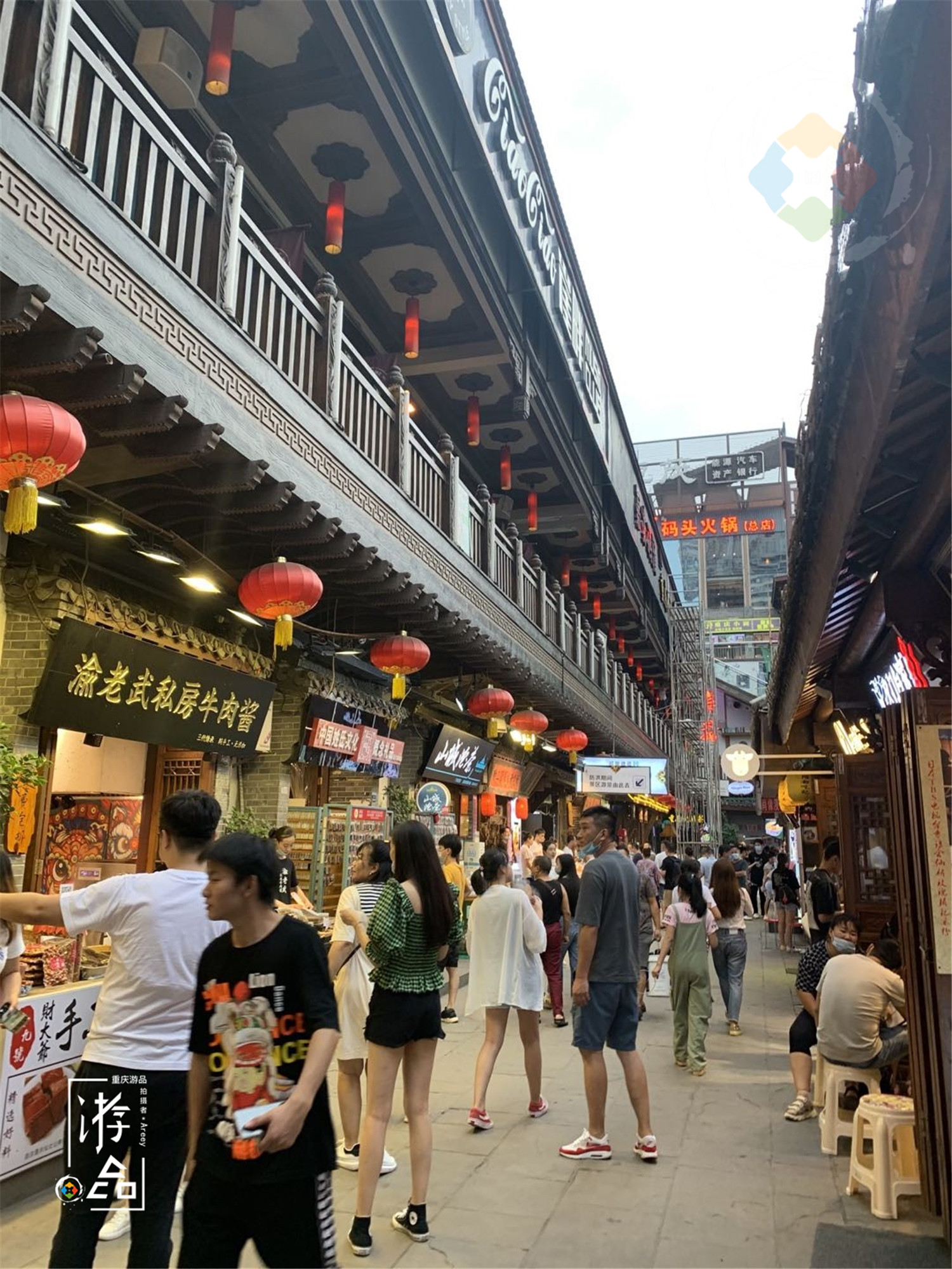 重庆网红景点洪崖洞，建在悬崖上的11层迷宫，每层楼有些什么？