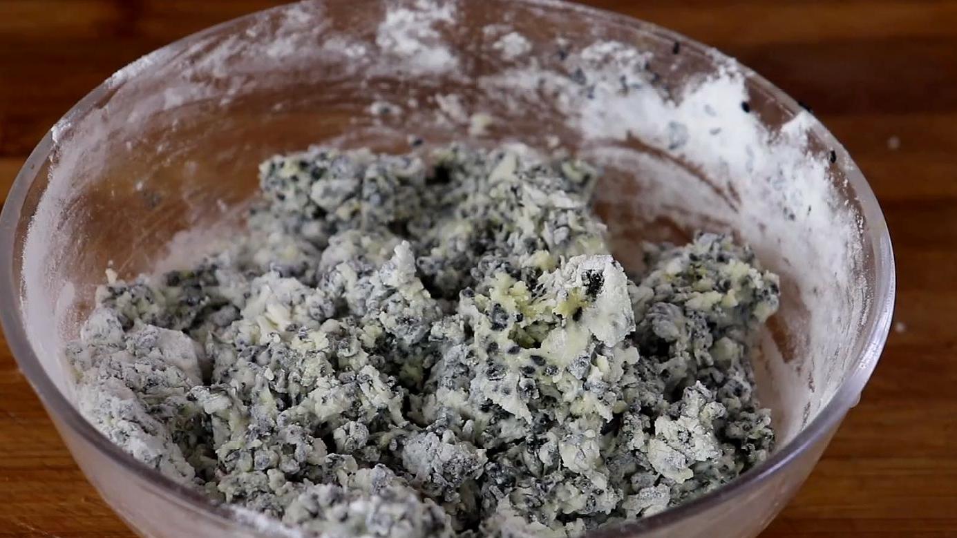 大廚教你這樣做黑芝麻小零食，外脆裡軟，香甜可口，全家都愛吃