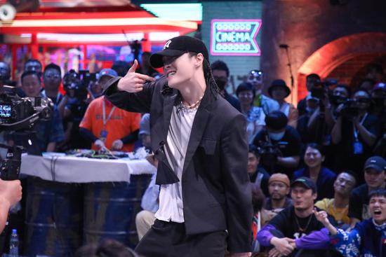 张艺兴再被安利，作品火到国外，解约后口碑果