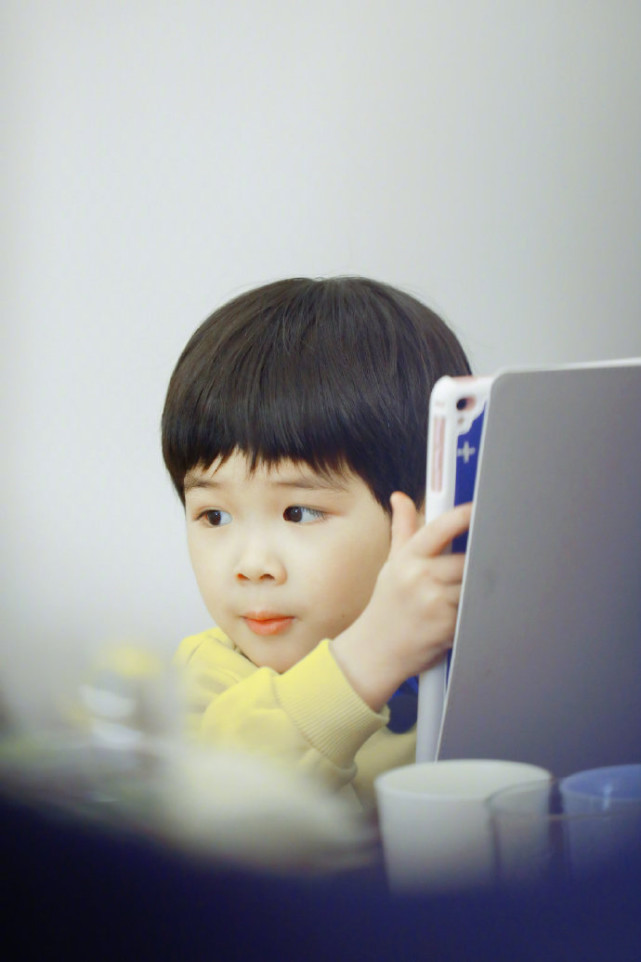 黃聖依倆兒子近照曝光，安迪長大了，安麟和媽媽小時候一模一樣