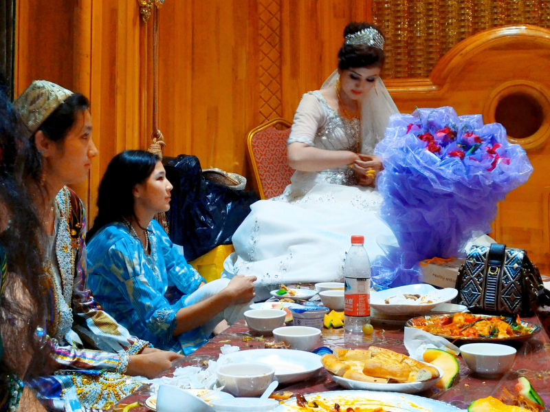 Travel Notes in Xinjiang: I was attending a Uzbek wedding, but I saw a luxury hotel in Kashgar