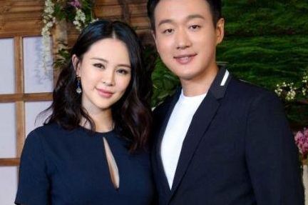 他娶了自己老师，出道至今无绯闻，如今儿女双