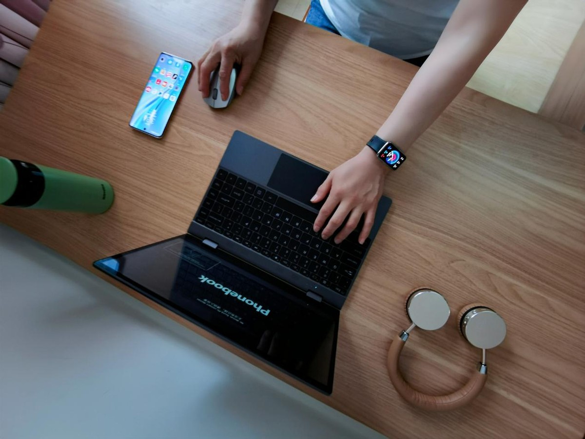 一张桌子满足全家需求，乐歌E5电动升降桌让居家办公更轻松