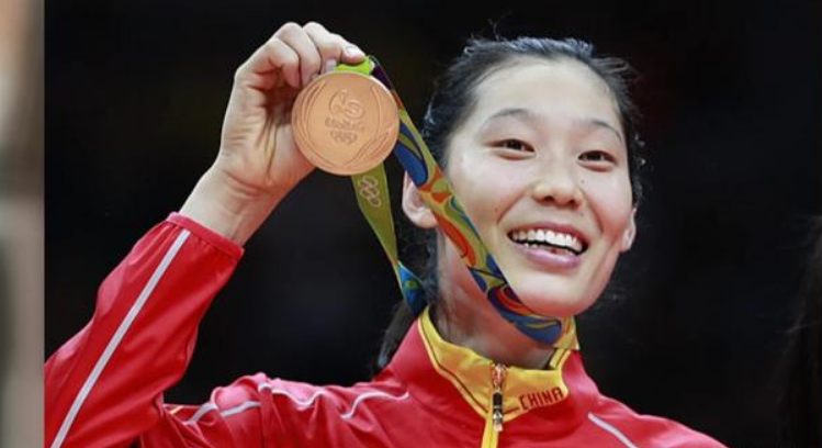 真厉害！中国女排队长朱婷几度传喜讯，看来退