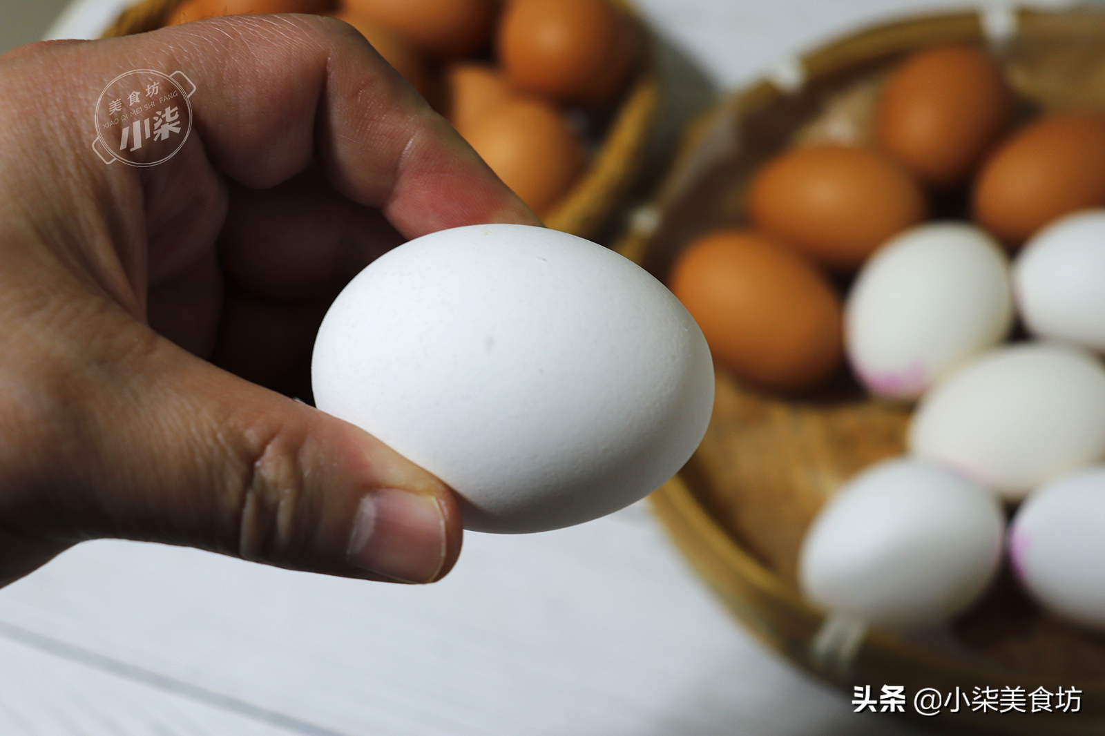 買雞蛋，挑紅皮的還是白皮的好？ 養雞大爺無意說漏嘴，別再買錯了