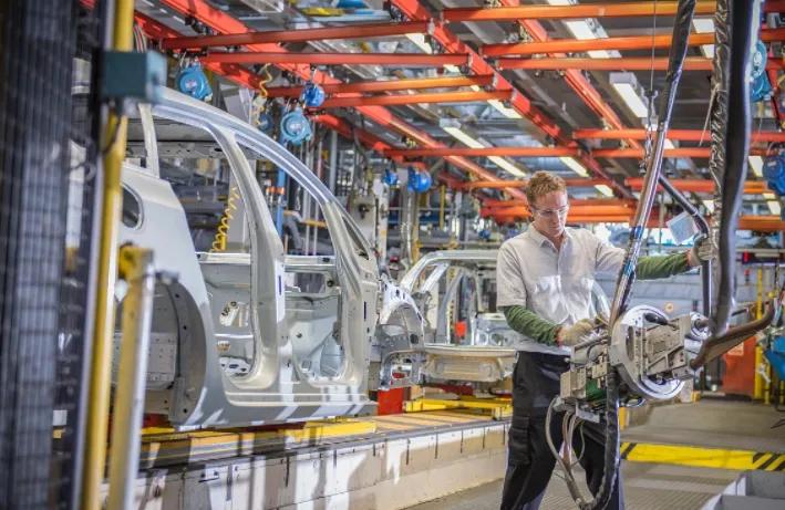 中国制造业遇困难，一线工人的工资被削减，导致大多数员工离职