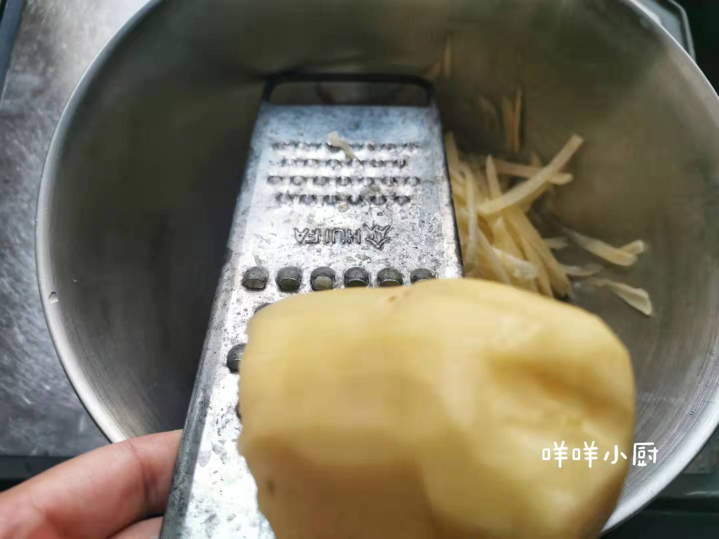 比土豆泥简单，比土豆泥好吃的土豆饼，适合厨房小白的简易早餐饼