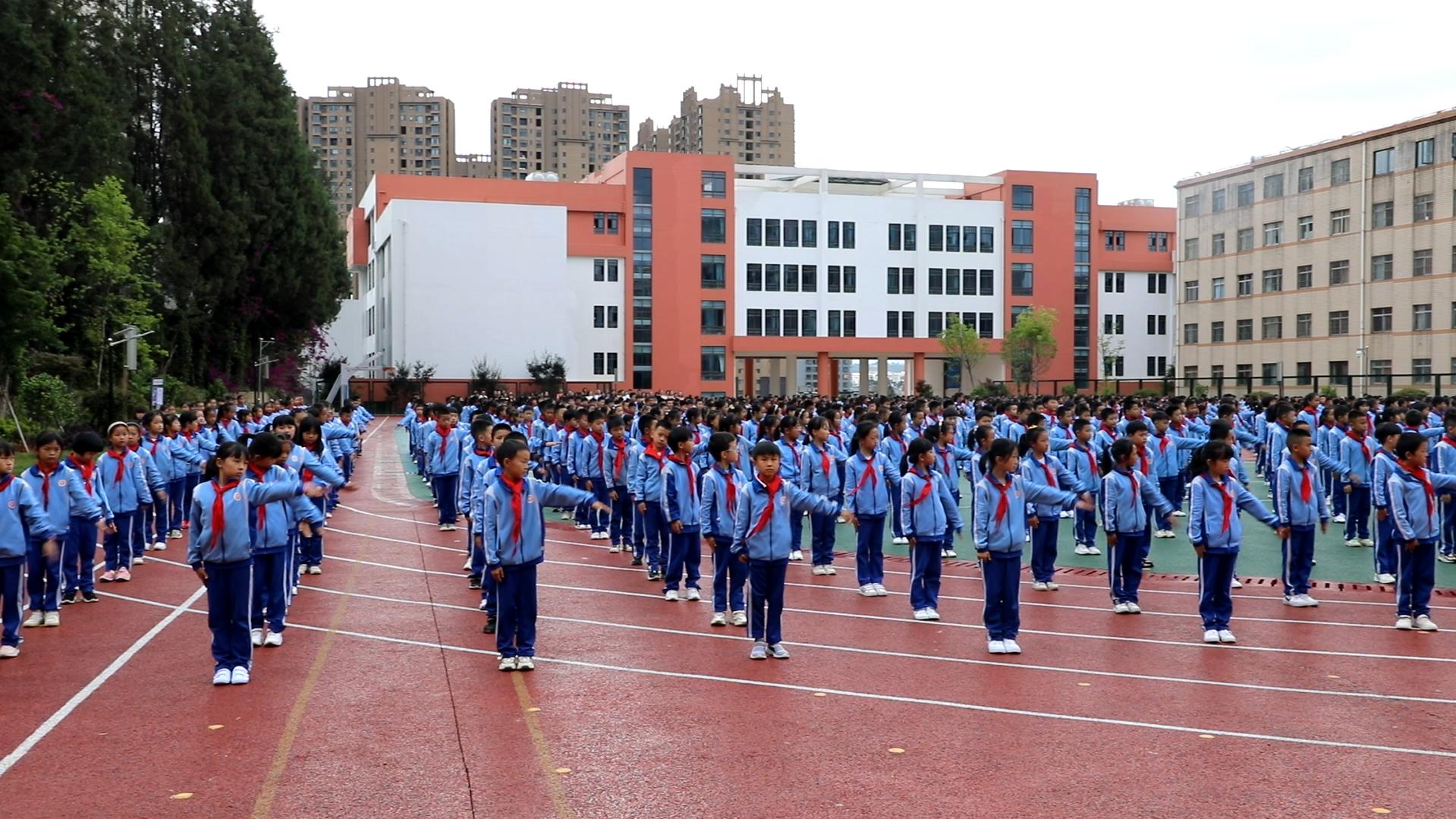 麒麟区北关小学的“阳光大课间”活动来了(图4)