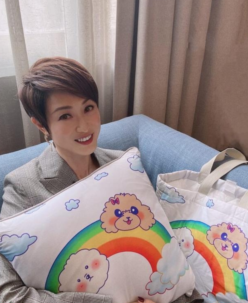 41位港姐做慈善，郭晶晶婆婆华丽现身，赵雅芝陈法蓉隔空献爱心