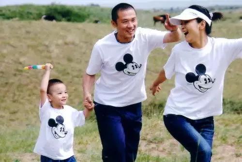 “最美琼女郎”何音：再婚与小9岁丈夫恩爱，一起养大前夫儿子