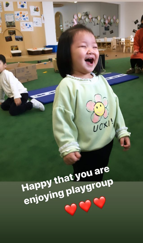 李亞男挺孕肚陪女兒上課，天韻露童真笑容，完全小王祖藍既視感