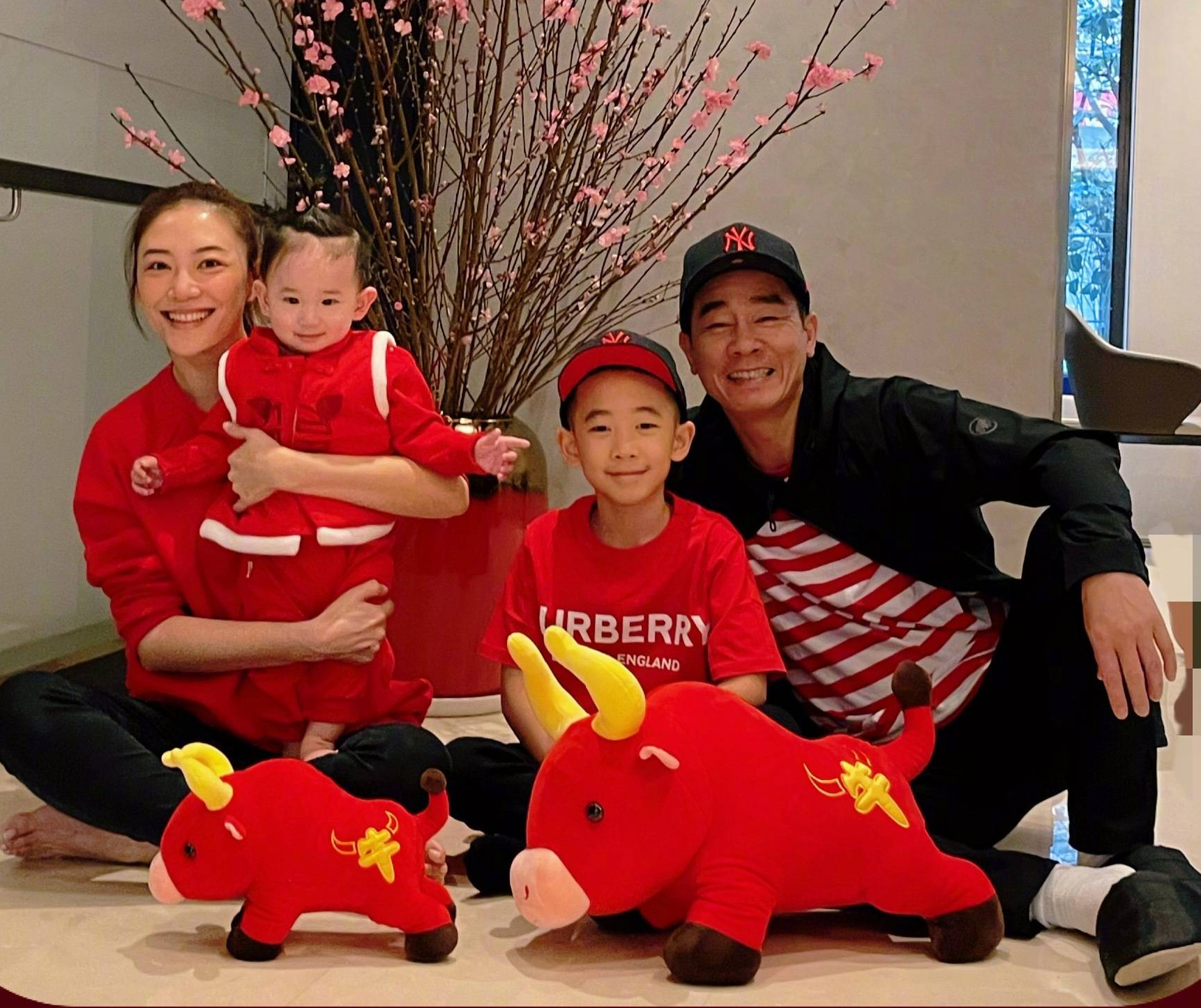 應采兒倆兒子上演“兄弟情深”戲碼，小小春帥氣，hoho可愛