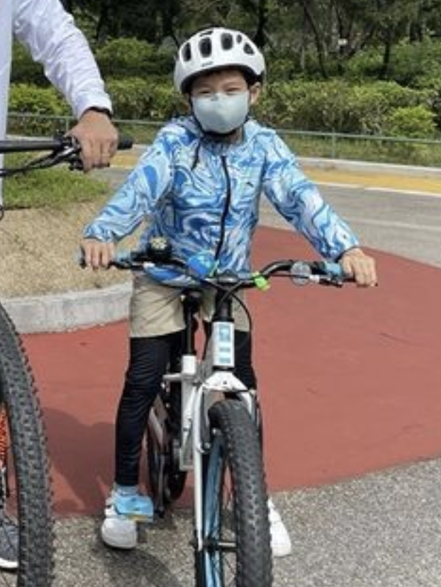 42岁霍启刚晒全家福庆生，携妻儿骑单车并表白：有你们便足够