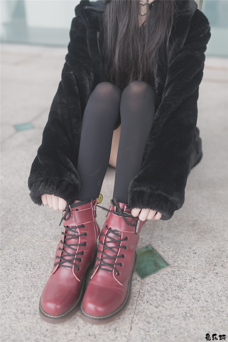 【福利姬】让人喜欢的黑丝及膝袜小细腿！太美了（48P）