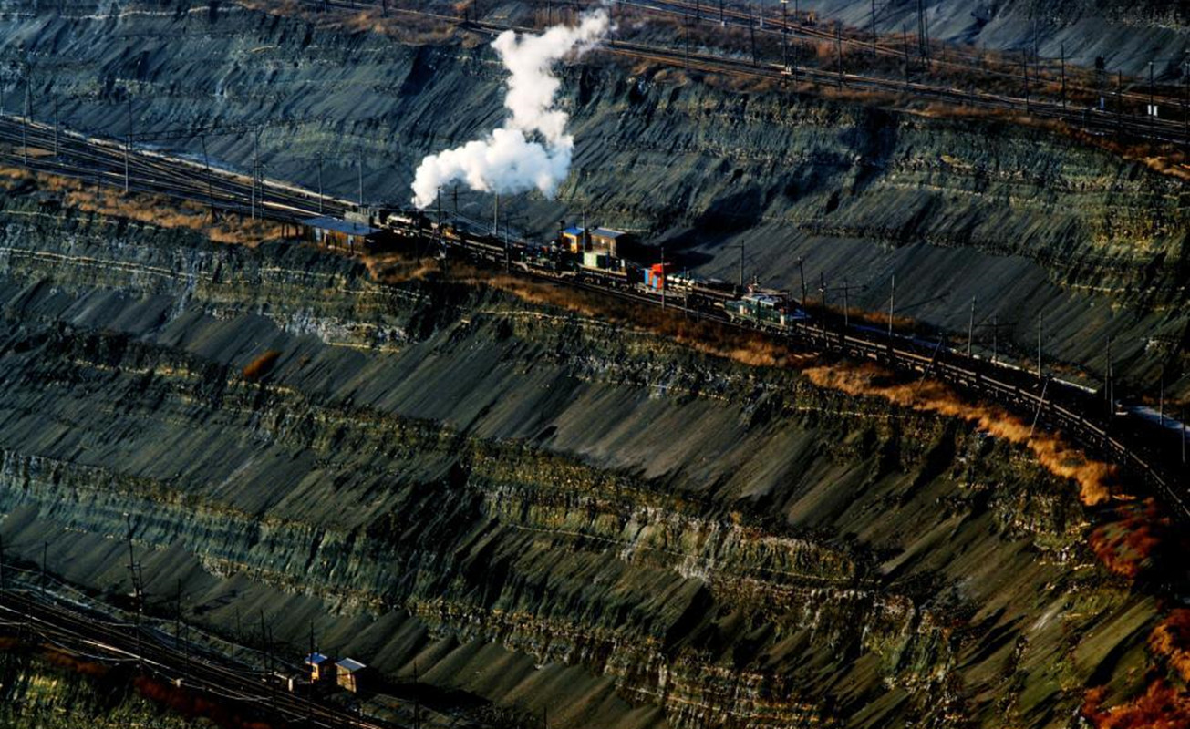 我國第一露天煤礦，煤層厚達55.5米，開采105年后成如今的模樣