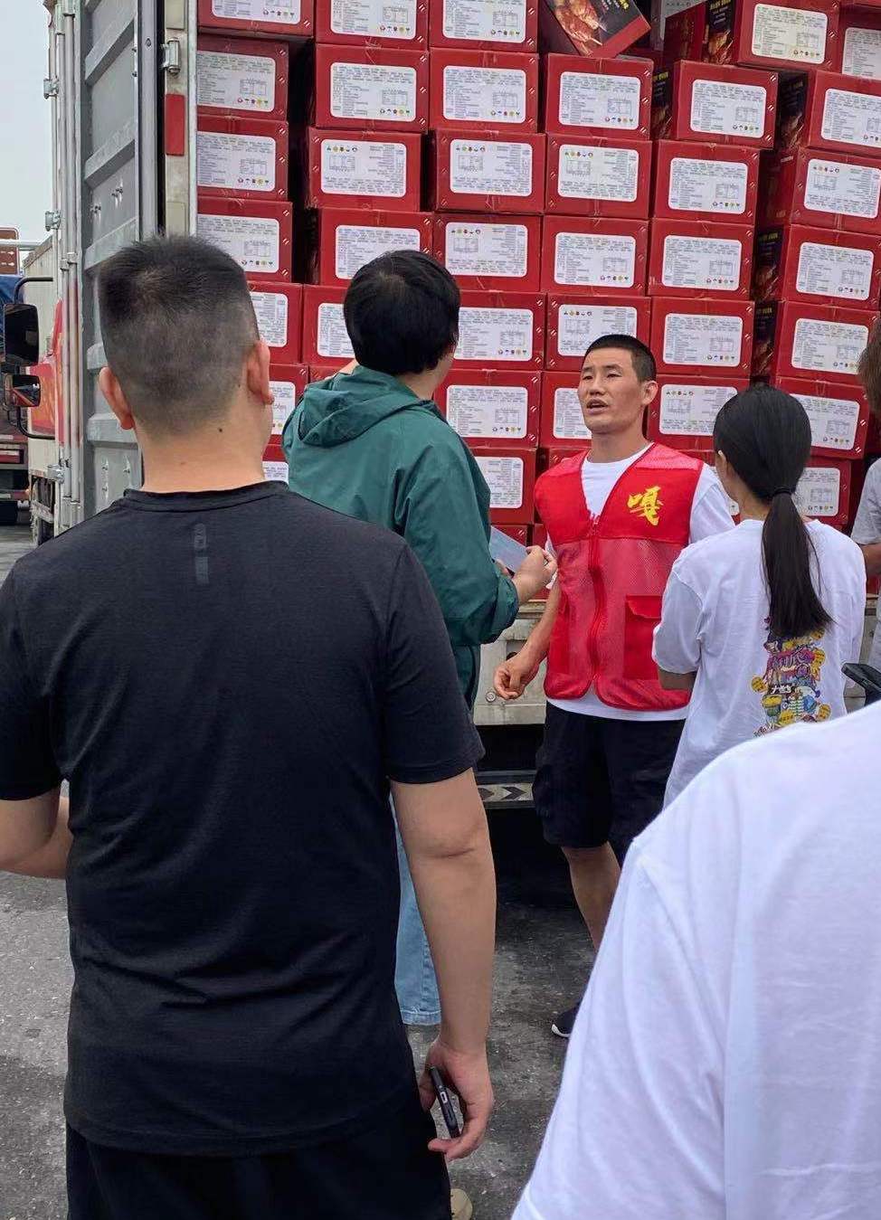 謝孟偉連夜馳援河南浚縣捐贈五車物資 網(wǎng)友：首批支援一線的明星