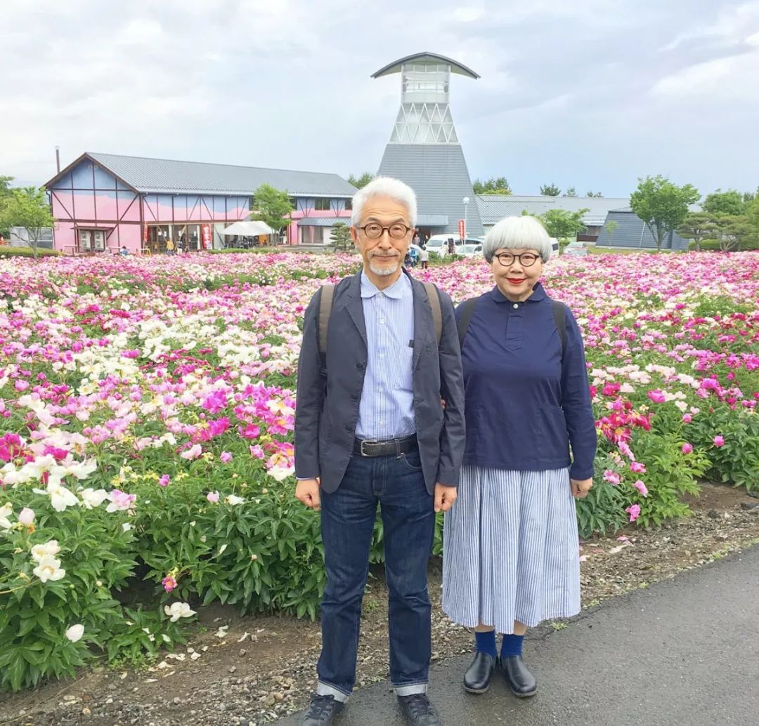 六旬老夫妻結婚39年，天天情侶裝：這把陳年狗糧，我吃還不行麼！