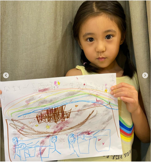 咘咘BO妞画画致敬医生，贾静雯家教太好，BO妞换牙只剩2颗尖牙