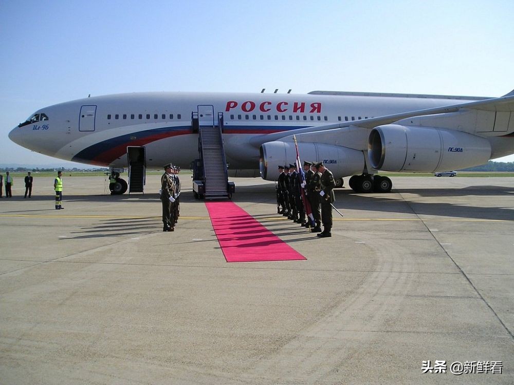 普京的“空軍1號(hào)”飛機(jī)，總統(tǒng)嫌棄舊內(nèi)飾改裝，專機(jī)空姐啥樣？