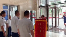 摩托车肇事逃逸，没想到身后有三名消防员...