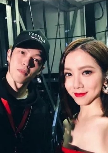 邓紫棋晒照庆生，相恋4年男友也低调现身，送巨型玫瑰花太浪漫