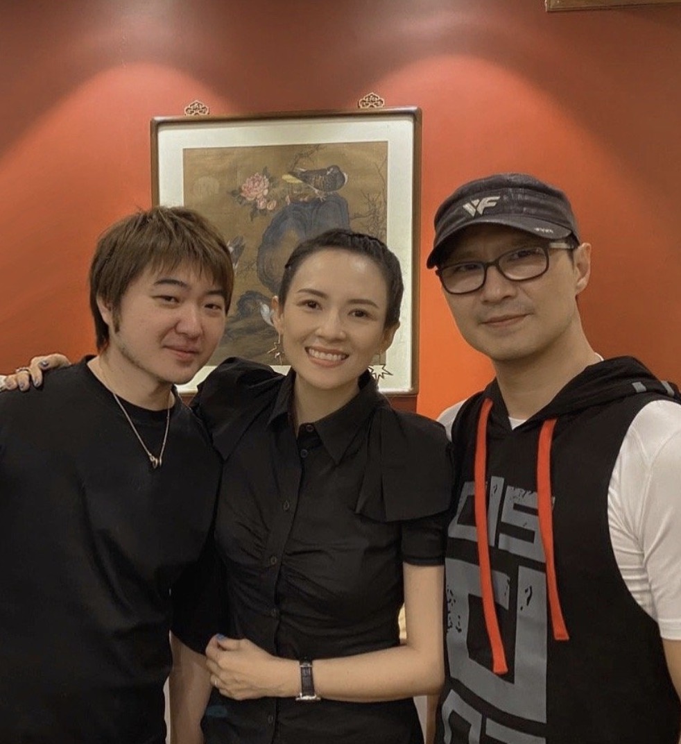 章子怡一家外出就餐，媽媽匆忙先行，汪峰帶娃抱醒醒變超級奶爸