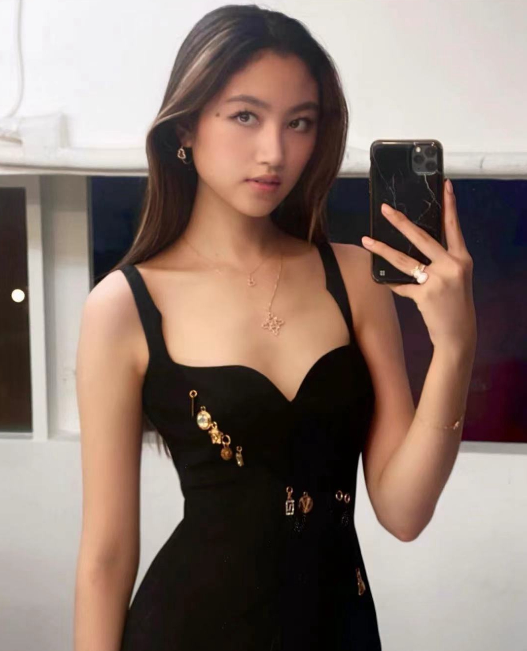 任达华16岁女儿褪去稚气，画大红唇晒女人味，慢慢从清纯变美艳