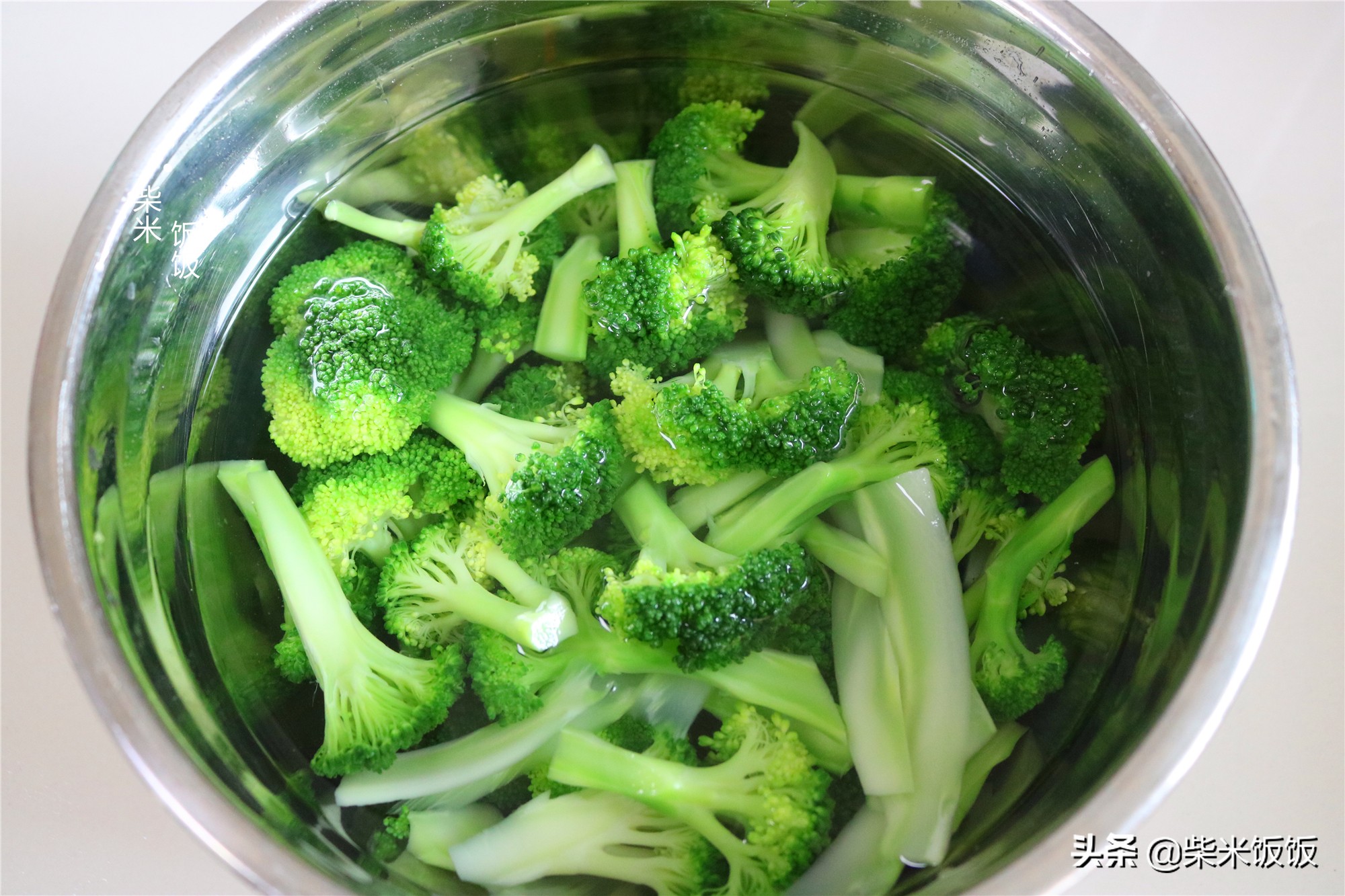 西兰花好不好吃？试试这做法，只用4种调味料，脆嫩爽口吃不够