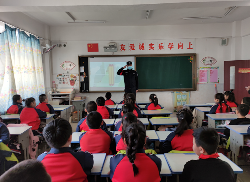 开学第一课&nbsp; 铁警进校园