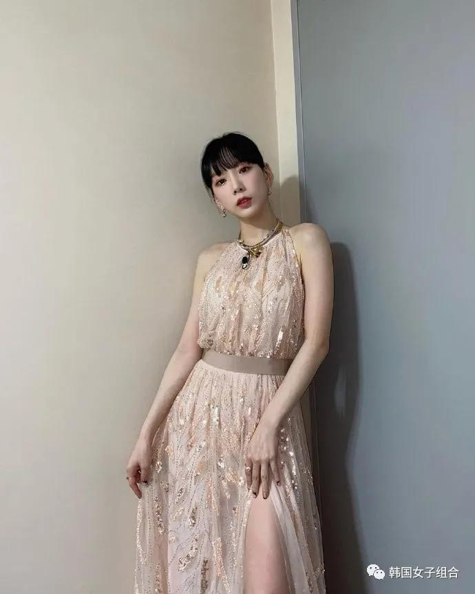这位女团爱豆的服装造型,美到让人发抖,这美貌必须颁个大奖吧