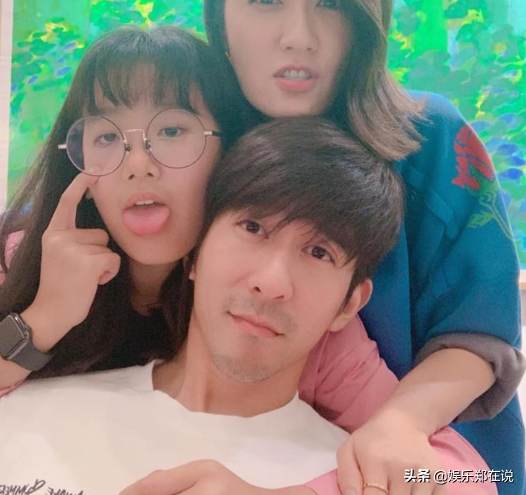 梧桐妹曬和咘咘戴眼鏡同框照，Bo妞換牙僅剩兩顆小虎牙成功搶鏡