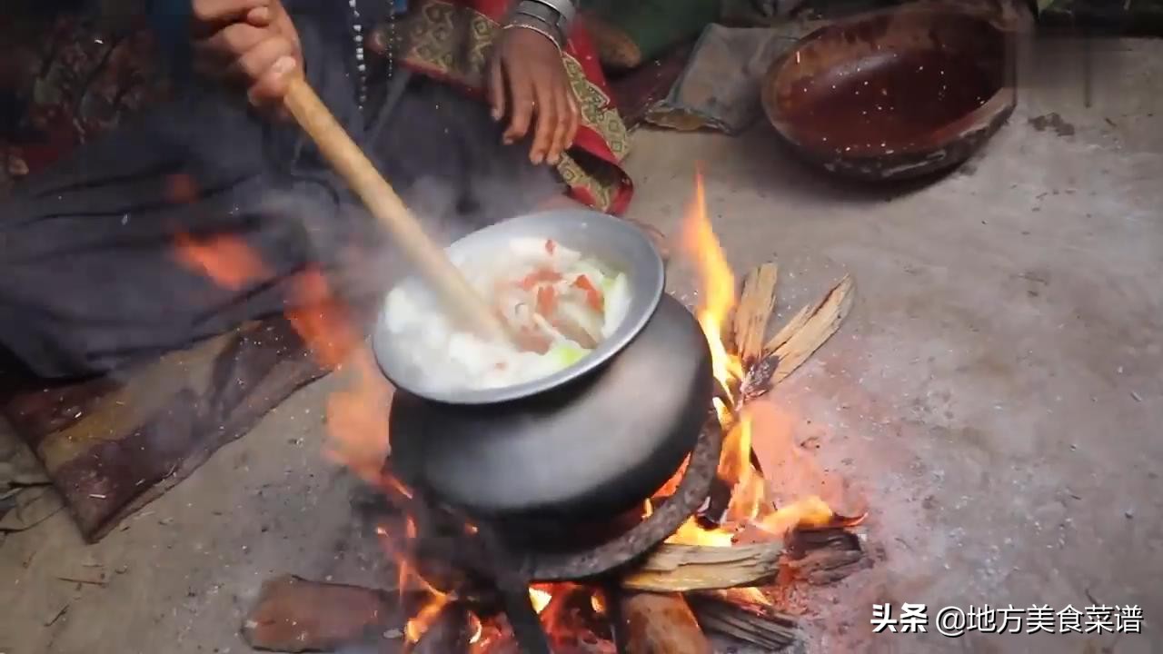 尼泊尔穷人的生活，水煮冬瓜配米饭，菜里没有一滴油，斧头切辣椒