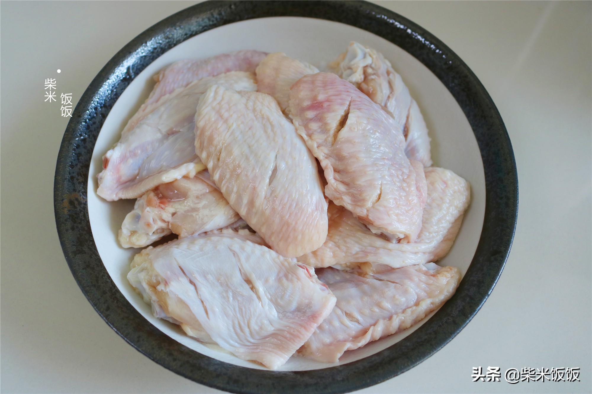 在家烤雞翅，別再買醃料了，這些家常調味料就足夠，簡單好吃