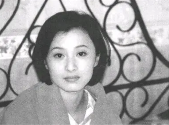 “可云”徐露：巅峰期退隐，嫁大7岁男友，46岁