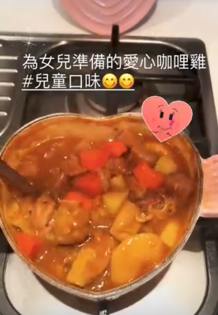 林心如下厨为女儿做美食，小海豚声音意外出镜，喊“拔拔”超甜