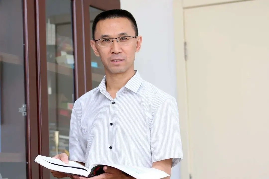 央視國臉海霞：21歲進央視成為新聞主持人，嫁給清華教授幸福美滿