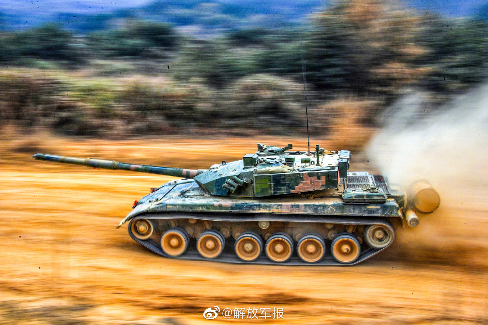 酷！近距离感受“陆战之王”出击震撼场面