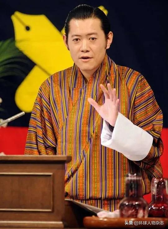 风餐露宿走遍全国喊人打疫苗!“全球最英俊国王”这回不靠颜值和爱情圈粉