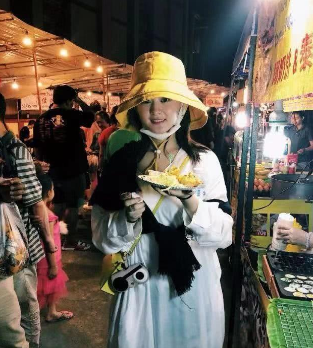 赵丽颖8月23日现身机场，超短裙下露肌肉腿，一看就经常健身撸铁