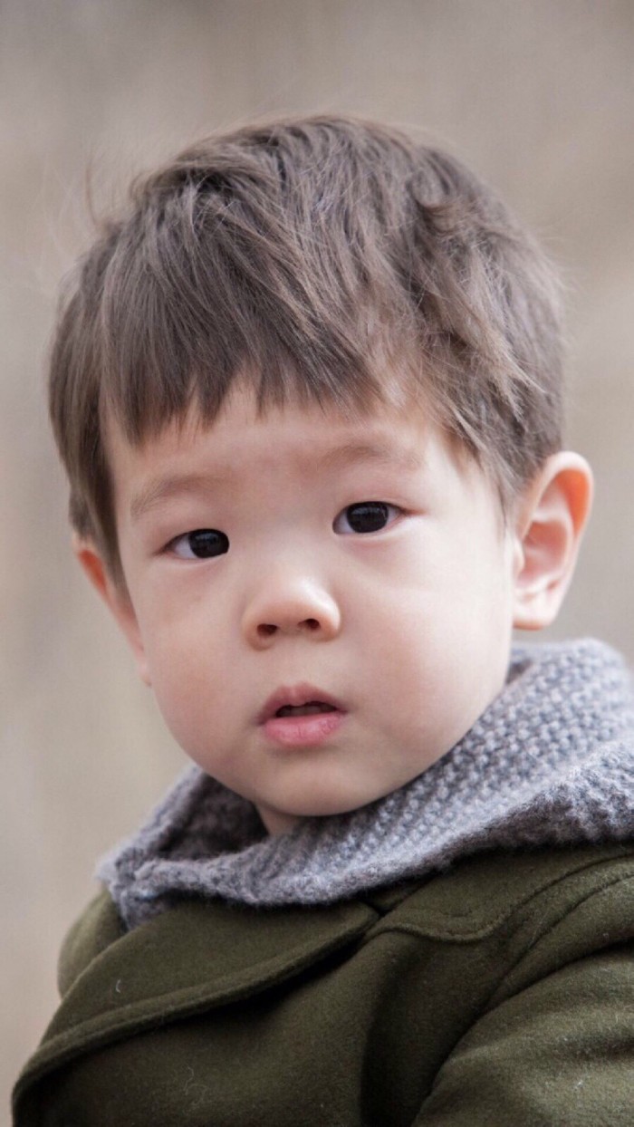 霍思燕晒儿子吃雪糕，嗯哼近期瘦出瓜子脸，网友直呼越来越像杜江