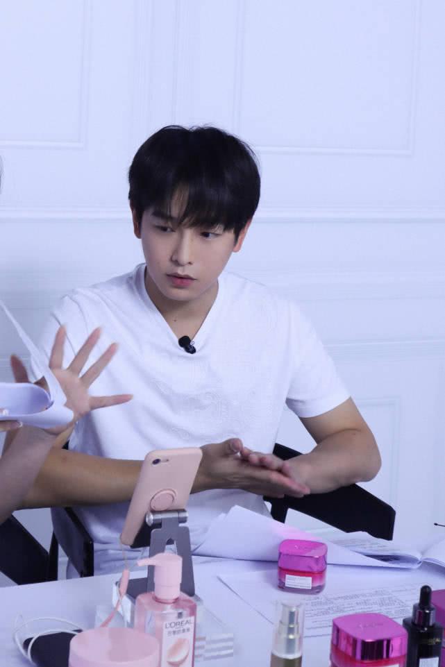 彭昱畅与女友约会再度被拍，素人不应被关注，