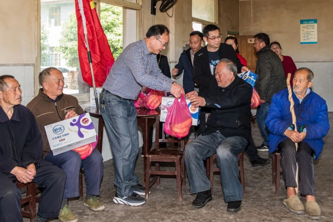 送温暖 聚民心——洪江市人大常委会机关扎实开展“我为群众办实事”实践活动