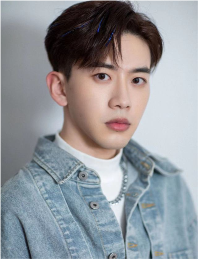 网友破案：跟何炅牵手的神秘男子，疑似比他小22岁的男星费启鸣